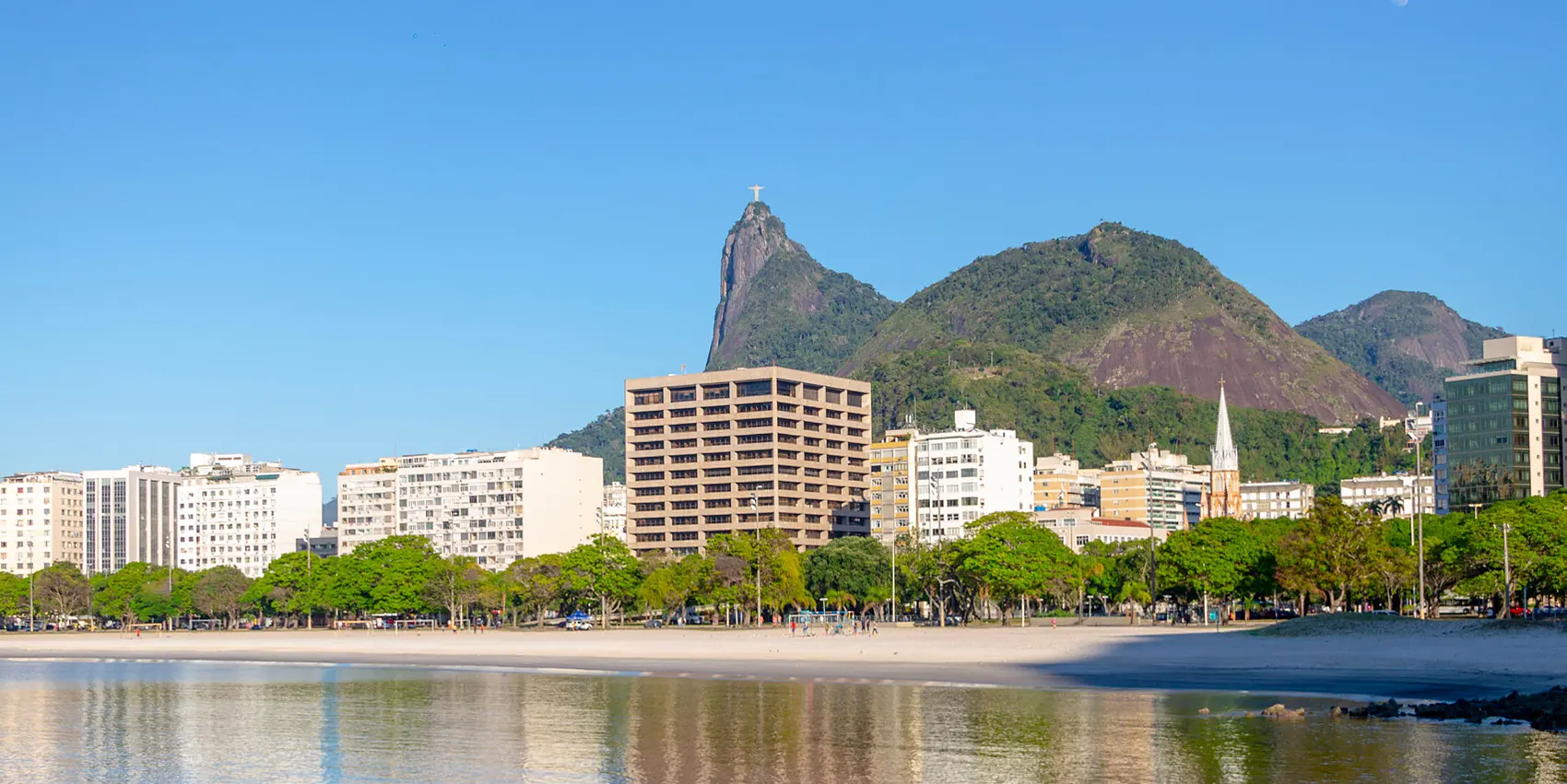 Praia de Botafogo com o Cristo Redentor ao fundo, bairro do Estação Botafogo Residencial